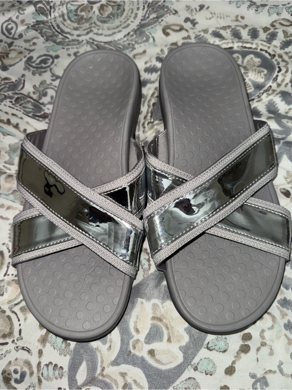 Vionic Merced size 8 Grey Metallic Cross-Strap Slide Sandals